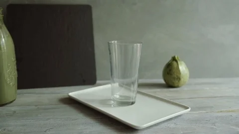 Pouring green smoothies 動画素材 89301982