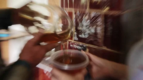 Pouring honey into a container Video stock 73004446