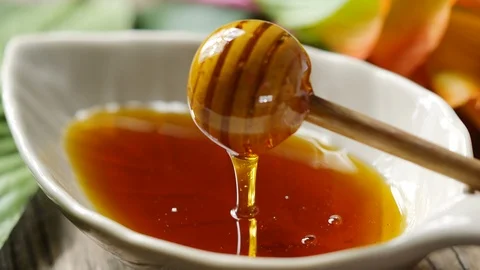 Pouring from honey dipper in leaf shape bowl. Stock-Footage 113940036
