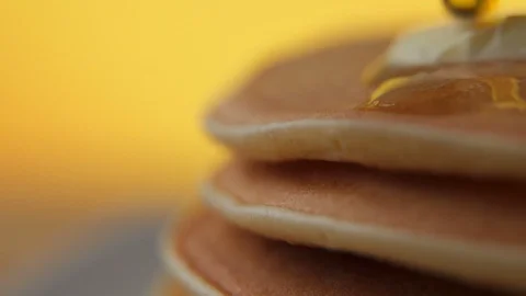 Pouring honey on stack of pancakes. Slow Motion. 库存影片 126909970