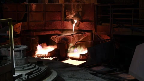 Pouring hot melt copper into anode molds on carousel machine Video stock 243150549