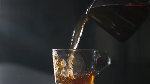 Pouring hot tea in slow motion 動画素材 147633437
