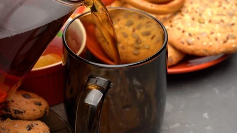 Pouring hot tea from a teapot Video stock 109797476