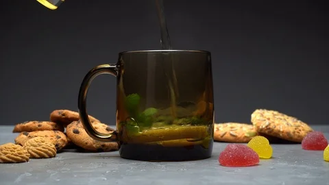 Pouring a hot tea from a teapot tea with lemon and mint Video stock 109797627