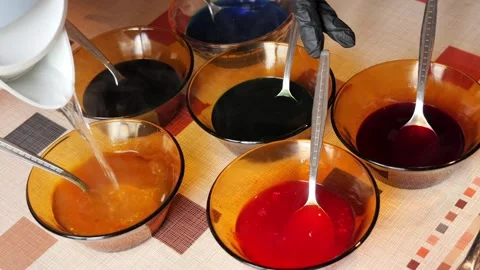 Pouring hot water into egg dye bowls close up 2026 Stock-Footage 332677415