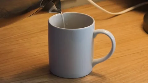 Pouring hot water Видео 333123928