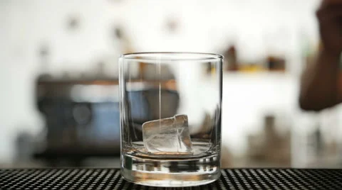 Pouring ice in a glass Video stock 67354046