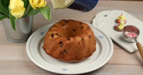 Pouring icing on Easter cake Video stock 104754020