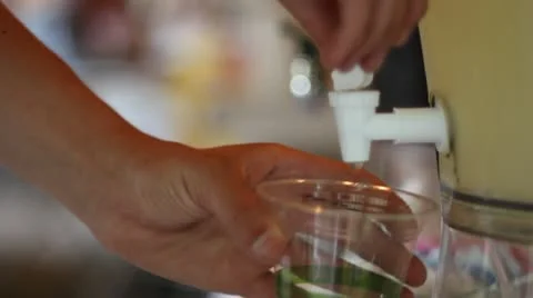 Pouring Lemonade into Glass Vídeo Stock 11863152
