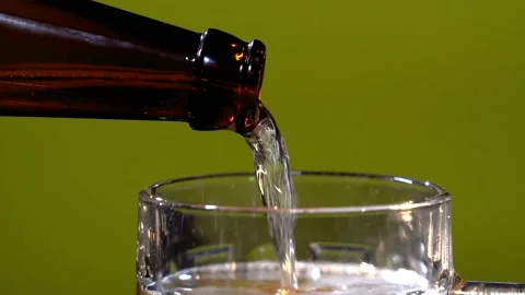 Pouring limonade with ice cubes close-up. Cola with Ice and bubbles in glass Stock-Footage 155789812
