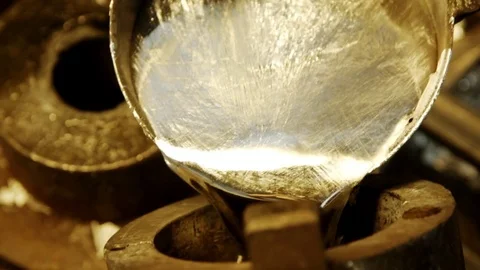Pouring liquid metal Video stock 78831246