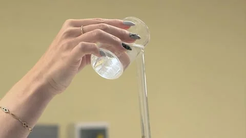 Pouring liquid into a test tube middle plan- 库存影片 147908072