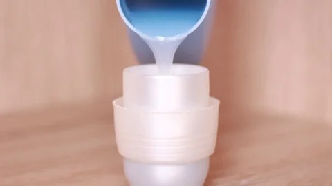 Pouring liquid washing detergent into cap Vídeo Stock 84675735