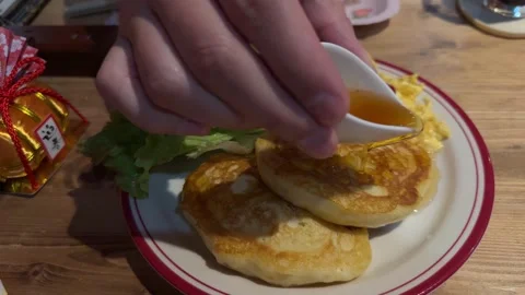 Pouring maple syrup on a delicious pancakes breakfast Stock Footage 339331205