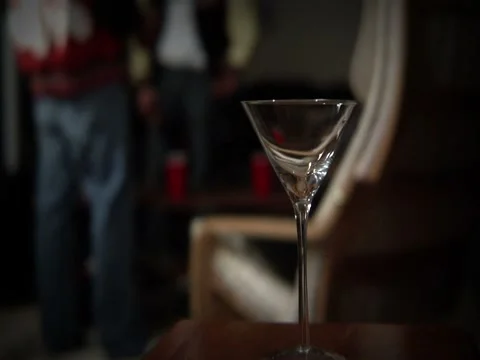 Pouring the martini Vidéo 1807758