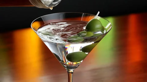 Pouring a martini Video stock 2974892