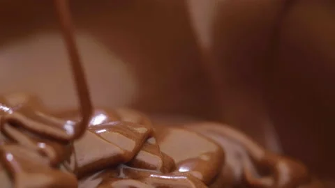 Pouring melted chocolate. Vídeo Stock 138397110