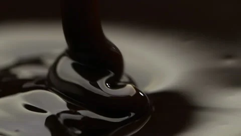 Pouring melted dark chocolate. Vídeos de archivo 98097965
