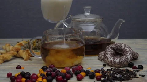 Pouring milk into a cup of tea 動画素材 178433465