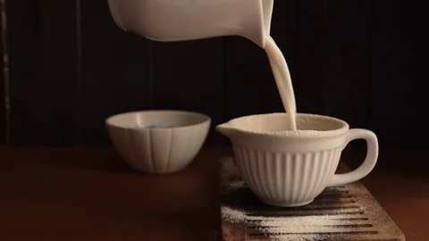 Pouring Milk 動画素材 96114402