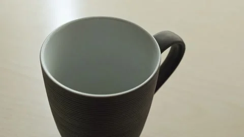 Pouring milk in to a mug. Vídeos de archivo 137732217