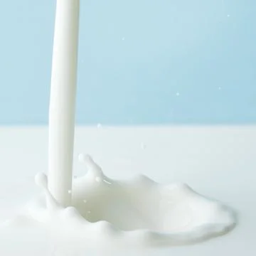 Pouring milk splash Stock-Fotos
