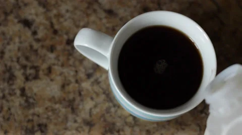 Pouring Milk into tea 動画素材 36031613