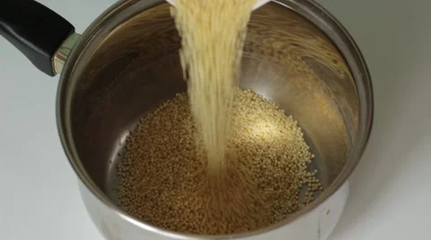 Pouring millet into a pan 動画素材 66753686