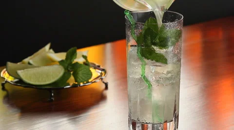 Pouring a mojito in a bar  Video stock 2974760