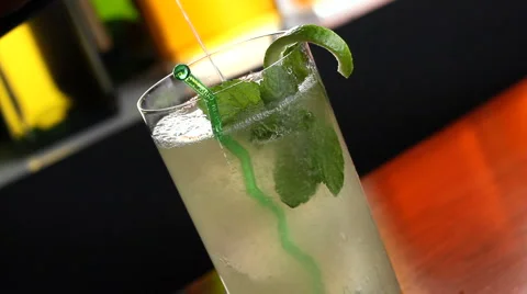 Pouring a mojito in a bar 動画素材 2975313