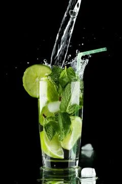 Pouring mojito Foto stock
