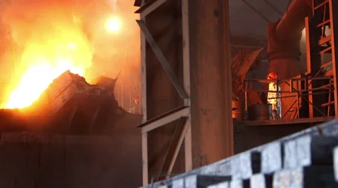 Pouring of molten iron Видео 47890681
