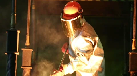 Pouring of molten iron 스톡 동영상 61384046