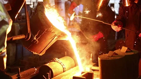 Pouring of molten iron 動画素材 61384152
