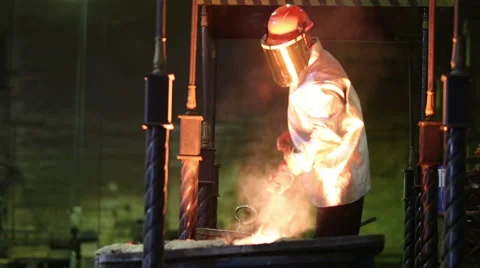 Pouring of molten iron 库存影片 61384226