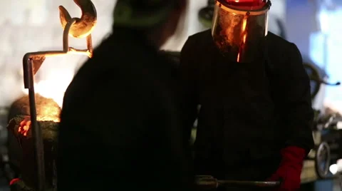 Pouring of molten iron 動画素材 61392492