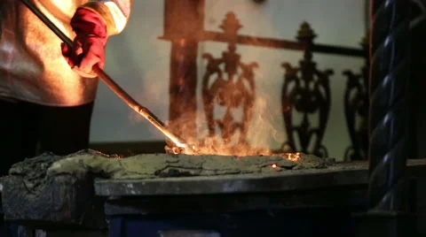 Pouring of molten iron Видео 61392547