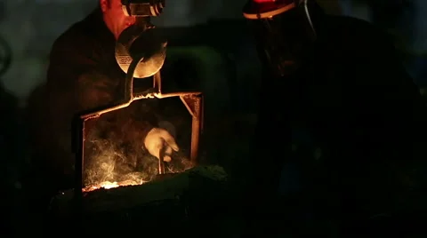 Pouring of molten iron 스톡 동영상 61392693