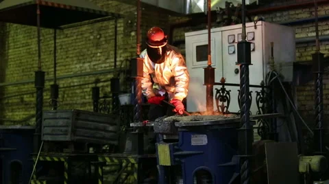 Pouring of molten iron Video stock 61392910