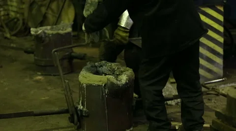 Pouring of molten iron 스톡 동영상 61420626