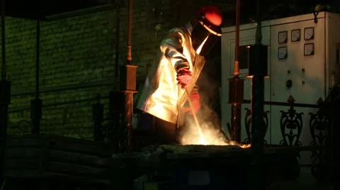 Pouring of molten iron Stock-Footage 61599448