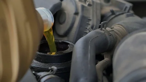 Pouring oil to car engine 스톡 동영상 76926308
