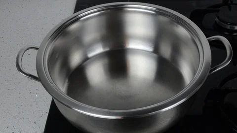 Pouring oive oil in the kitchen 動画素材 101152325