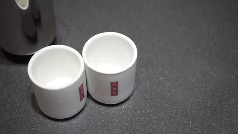 Pouring out tea. Slow motion.  Video stock 78886232