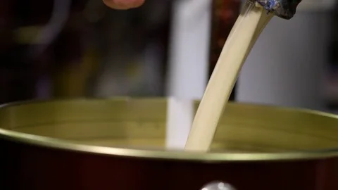 Pouring paint in a can, side Video stock 78426833