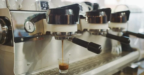 Pouring the perfect shot Stock Footage 104465739