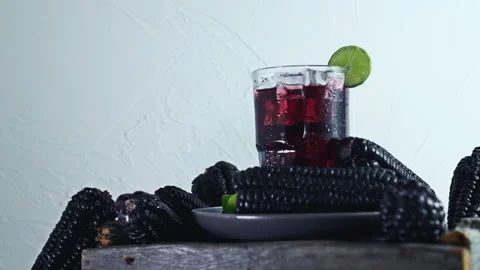 Pouring Peruvian Chicha Morada into a glass Vídeos de archivo 342993484