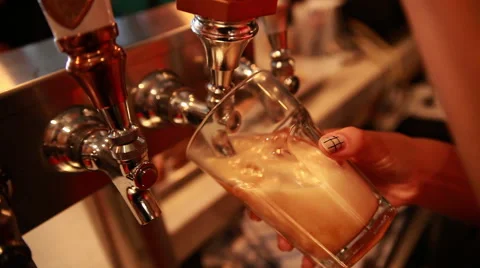 Pouring Ping of Beer Stockbeeldmateriaal 42429374