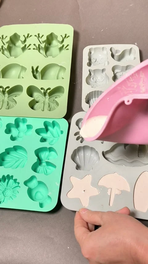 Pouring plaster mixture into silicone molds, Video stock 335885383