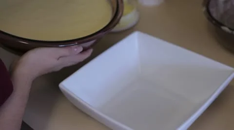 Pouring pudding into a nice bowl Vídeos de archivo 10580041
